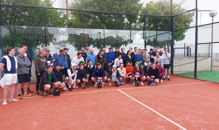 equipo de padel en una pista 