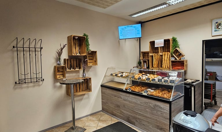 Französische Croissanterie mit Theke, frischen Backwaren und gemütlicher Atmosphäre im Café Français