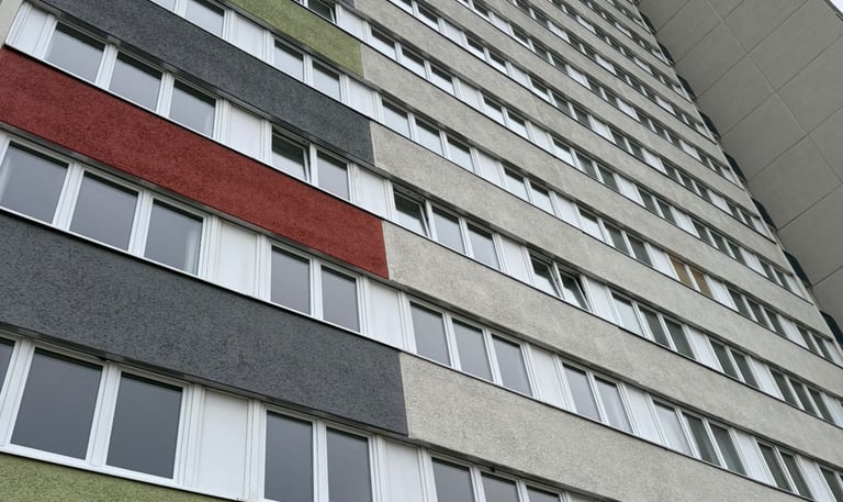 Mehrgeschossige Fassade mit Putz in verschiedenen Farben – Hebestreit Generalunternehmer GmbH