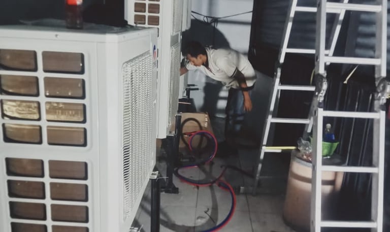 Layanan panggilan yang siap membantu Anda dalam pemasangan dan perbaikan AC, kulkas, dan mesin cuci