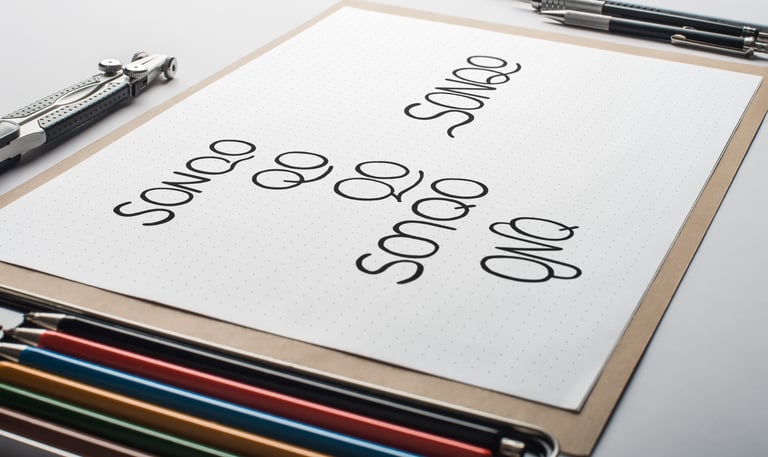 Bocetos del nuevo logotipo de la marca Sonqo Textilería Ancestral