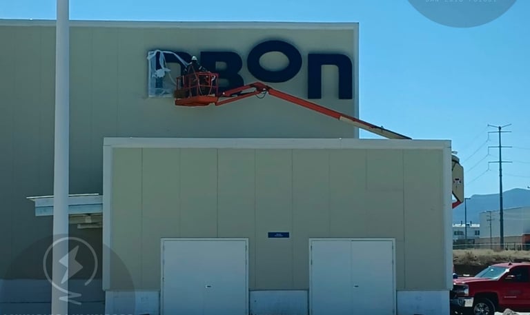 Anuncio monumental y señalética industrial para corporativos, fabricada por Anuncios Orión en SLP.