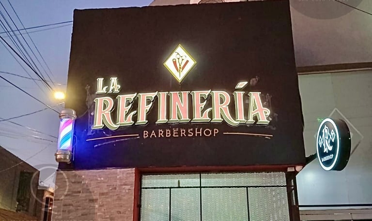 Fachada comercial iluminada para tienda de retail, diseño y fabricación en San Luis Potosí.