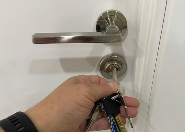 Instalación de cerraduras en puertas interiores