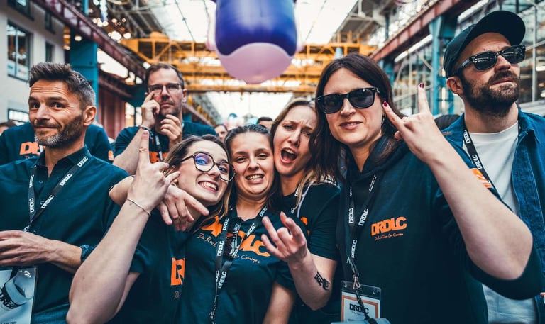 Un groupe de jeune femmes en tshirt bleu marine en concert