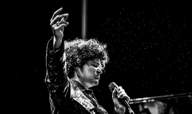 chanteuse levant la main en l'air