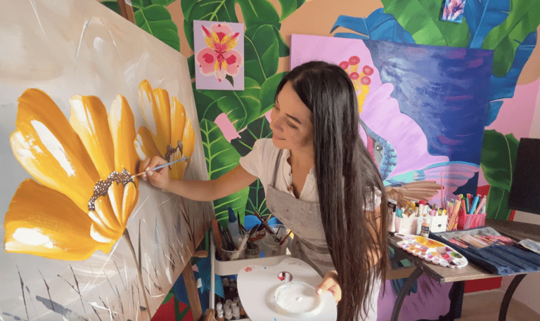 Artista plástica pintando lienzo decorativo a mano, técnica mixta en acrílico con texturas modernas 