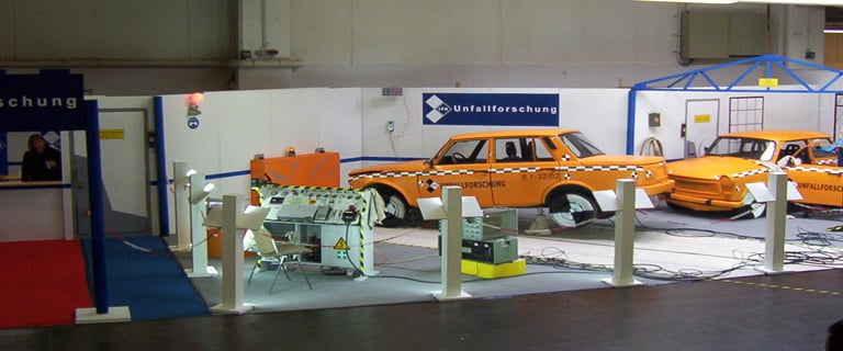 Messestand auf der Techno Classica Essen stellt einen Crashtest dar