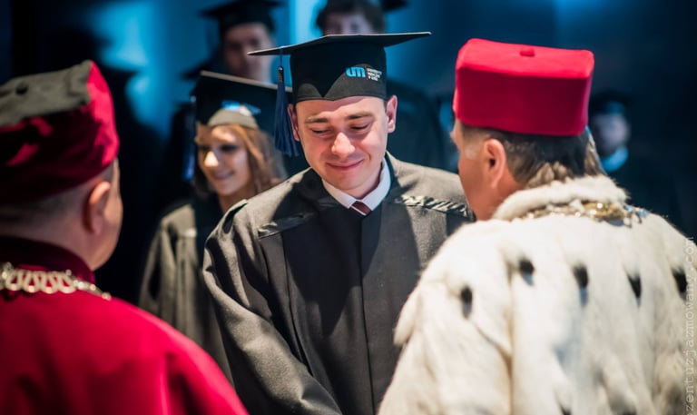 Kamil Paszowski otrzymuje dyplom lekarza