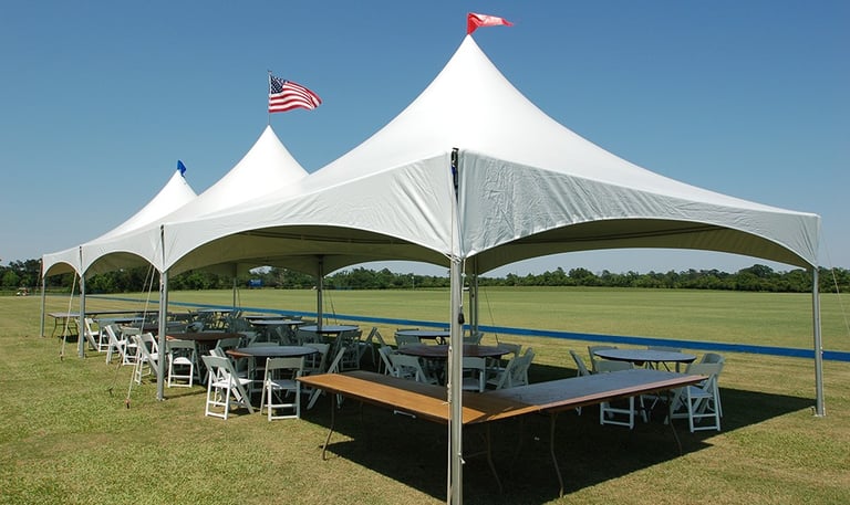 Carpa para evento 20x60 high peak con sillas y mesas
