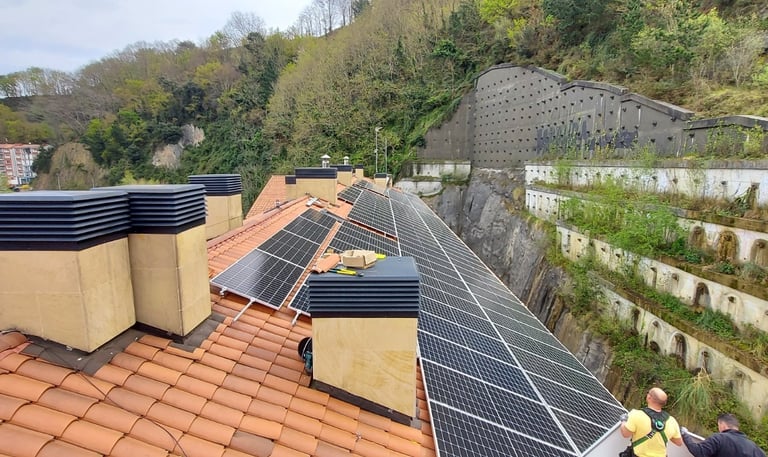 Instalación de paneles solares para comunidad de vecinos en Ondarroa