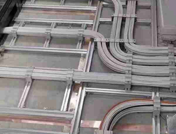 ケーブルラダー付きの大型ケーブル