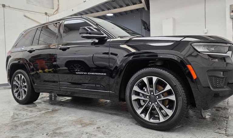 Corrección de pintura profesional en auto color negro, eliminación de rayas y hologramas realizada en D Cars PRO Detailing Gu