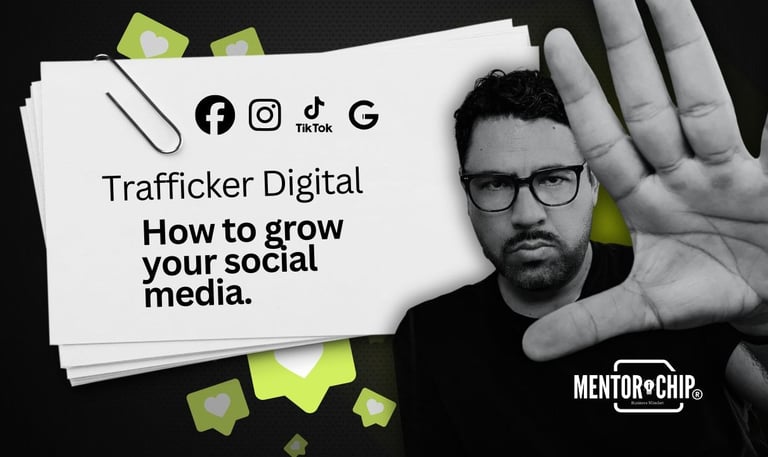 Trafficker digital con una tarjeta que dice: "como crecer con redes sociales tu negocio".