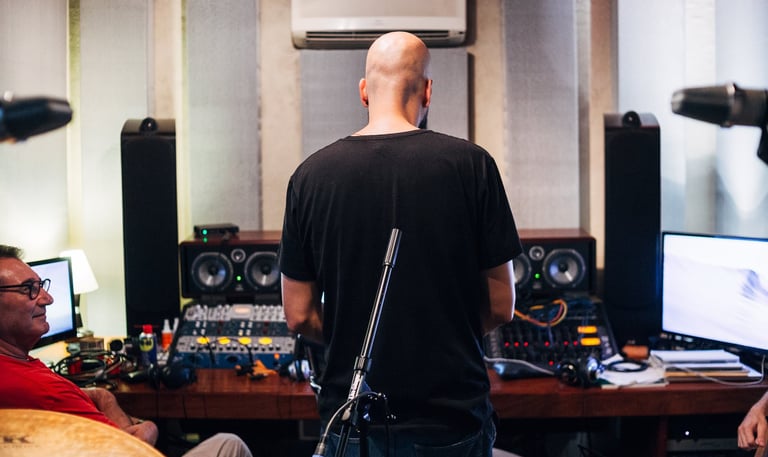 Bruno Tessele ouvindo uma mixagem no estúdio