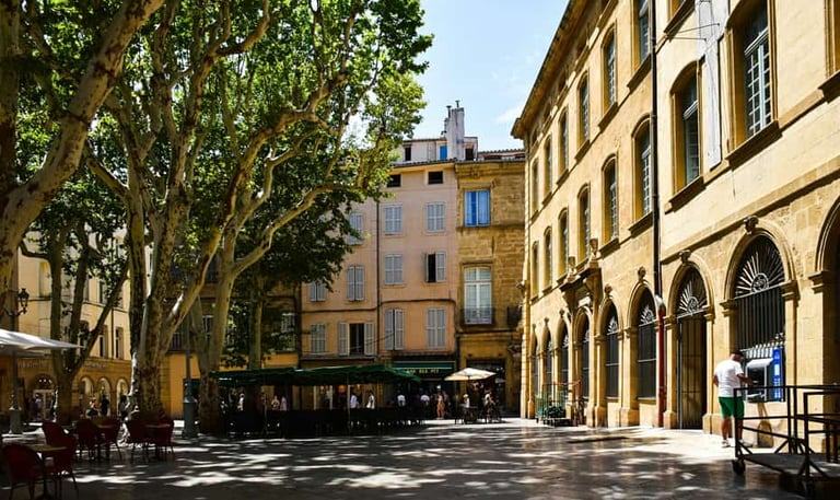 place avec des cafés a aix-en-provence