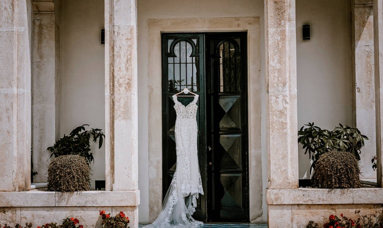 vestito da sposa appeso all'entrata di un edificio