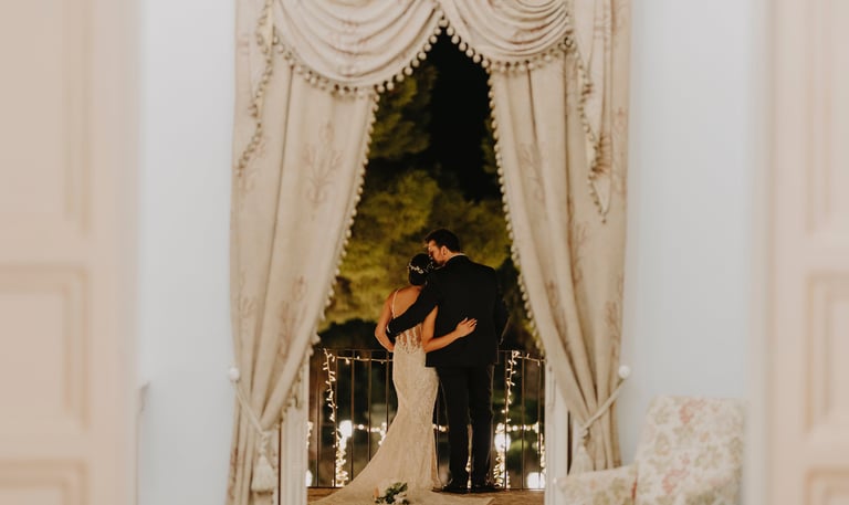 sposi abbracciati sul balcone