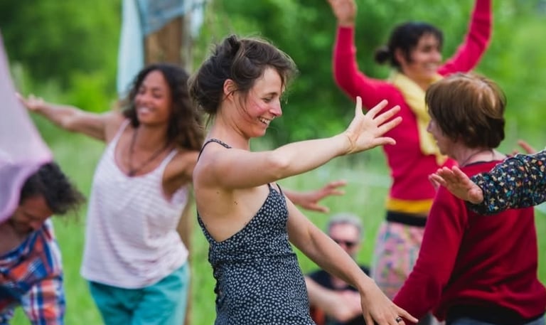 femmes qui dansent danse libre