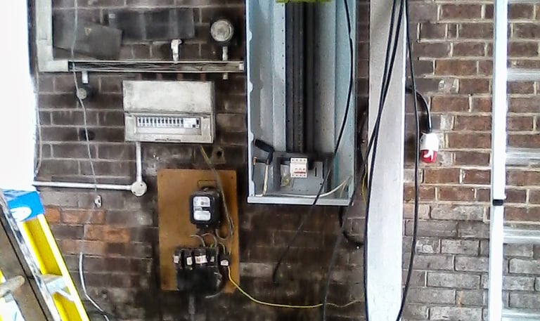 Three phase distribution board