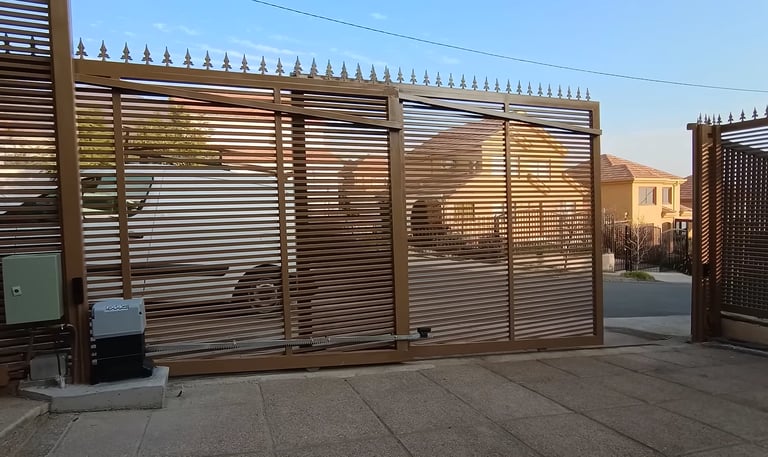 Portón telescópico desnivel