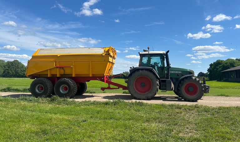 Trekker met kieper er achter
