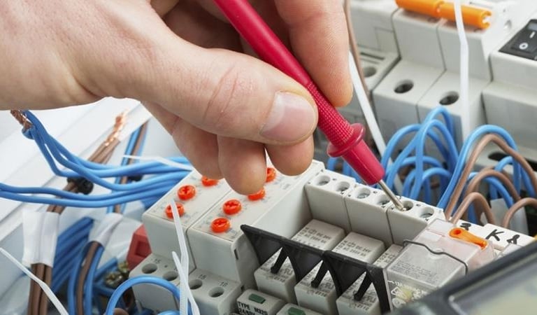 Impianti elettrici civili e industriali a Siracusa, installazione sicura e certificata
