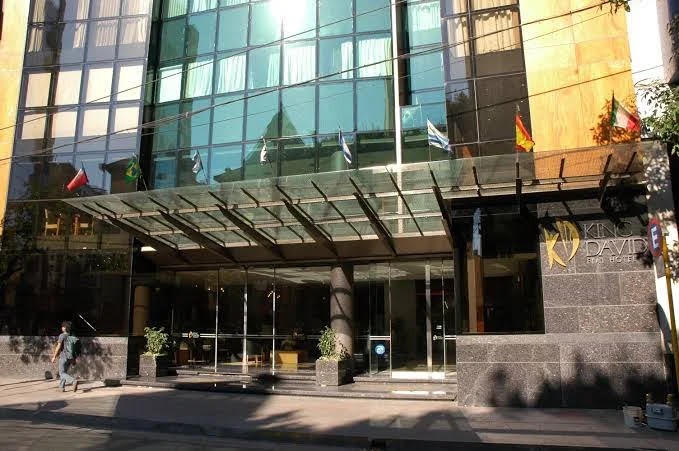 Imagen de la puerta de ingreso del Hotel King David