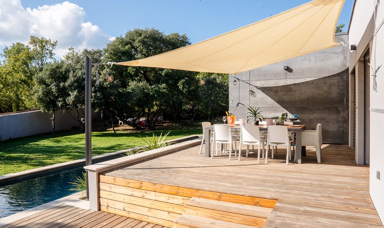 terrasse bois avec piscine