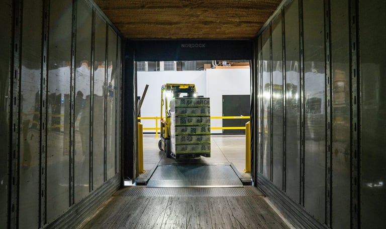 Carga de mercadería en camión como parte del proceso logístico de importación