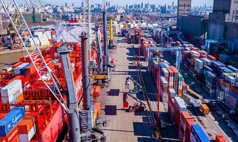 Puerto de contenedores con operación logística para importación