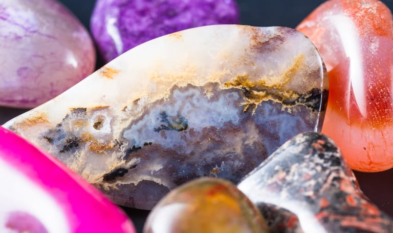 Cristales curativos pulidos y piedras de ágata pulidas en varios colores como morado, rosa y naranja