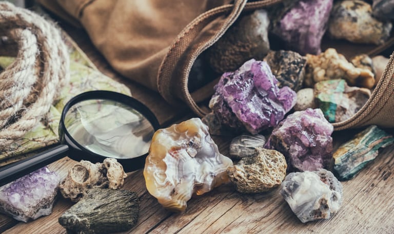 Piedras preciosas de diferentes tamaños sobre una mesa