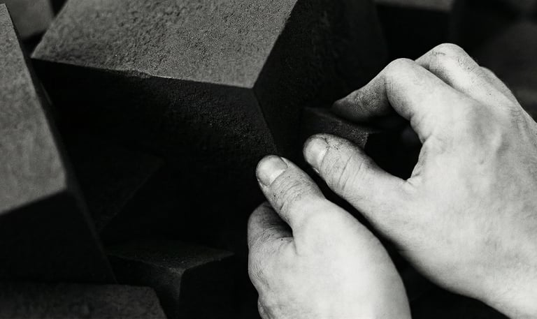 Gros plan de mains qui travaillent sur sculpture Pyrite Stanislas Garaud