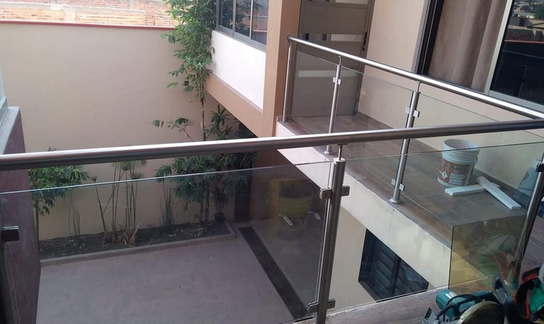 Barandal de vidrio templado con herrajes modernos