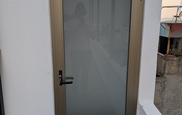 Puerta de aluminio residencial línea 1400