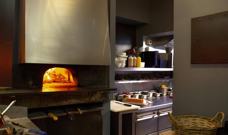 Photo du four a pizza et de la cuisine 