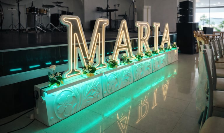 Letras escénicas personalizadas con base tallada CNC e iluminación LED RGB, diseñadas para eventos s