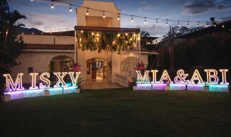 Letras iluminadas personalizadas para quinceañero y evento social, con iluminación multicolor RGB in