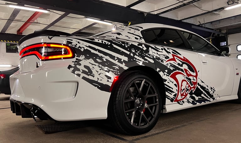  Lipdukų/reklamos gamyba, klijavimas Pavienių detalių kaip chromai, apdailos, langų apvadai, stogas,