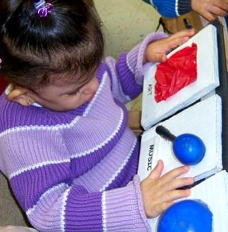 uma jovem está brincando com um brinquedo