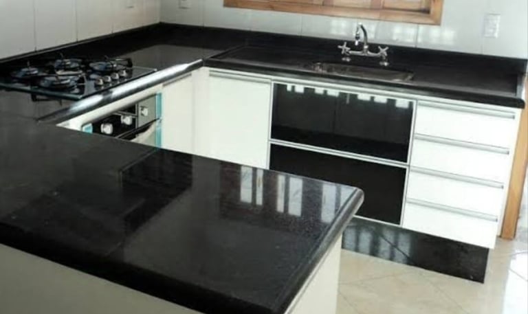 Bancada de cozinha em granito preto são gabriel, formato L L