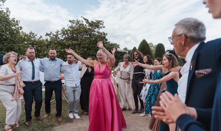 Les invités dansent au Château & Golf La Perrière, La Maison Younan à Angers.