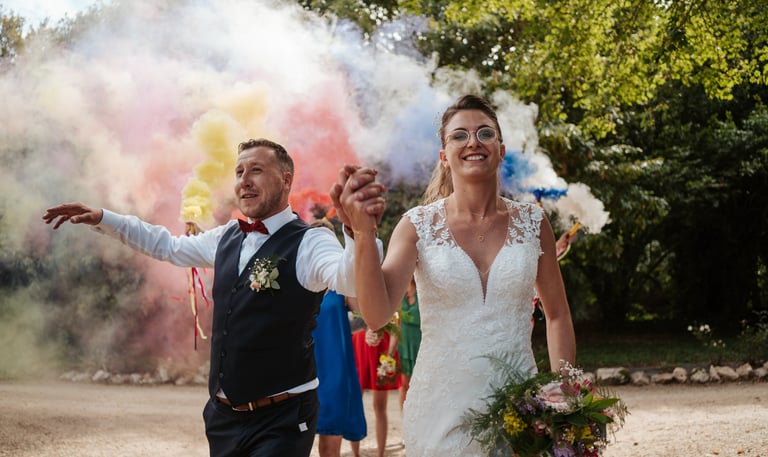 Domaine les Granges de la Festoyrie, les mariés courent avec des fumigènes colorés