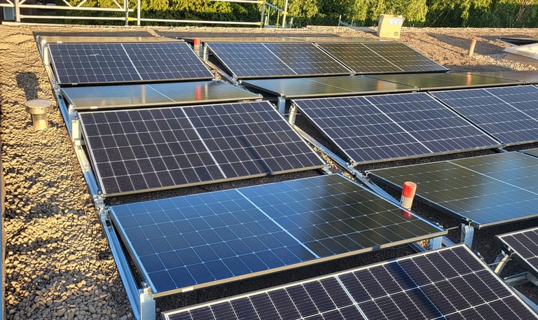eine Gruppe von Solarmodulen, die auf einem Dach installiert sind