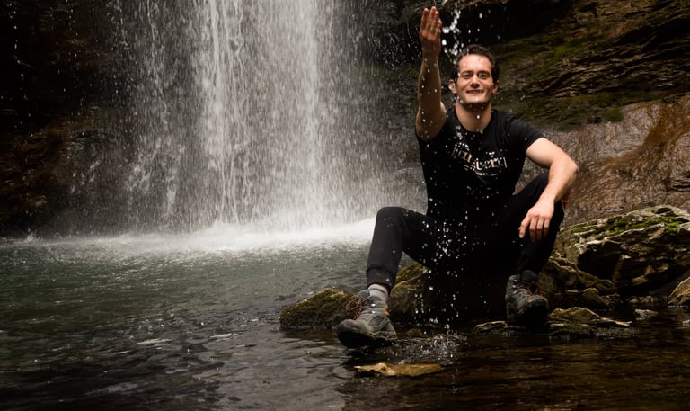 Matteo sotto la cascata del Rio Ferraia lancia acqua dopo camminata, escursione, sentiero Liguria