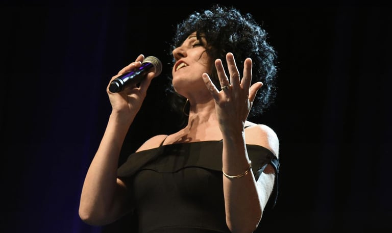 portrait d'une femme qui chante