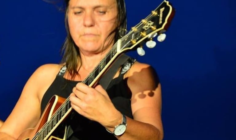 portrait d'une femme qui joue de la guitare