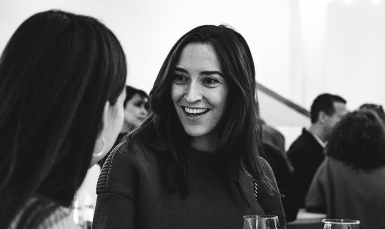 Photographie professionnelle d'une femme en noir et blanc durant un evenement de genecis studio