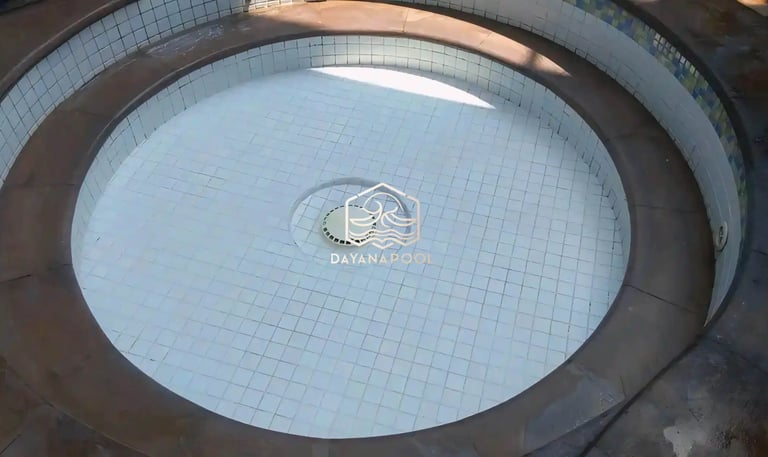 kolam jakuzzi dengan finishing keramik kolam berwarna putih.